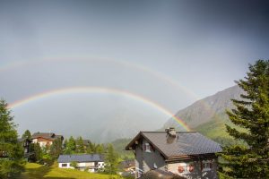 Doppelter Regenbogen über Innerarosa