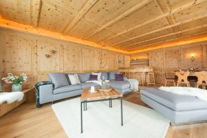 Arvenzimmer mit Bar und Essbereich Mittaglugga