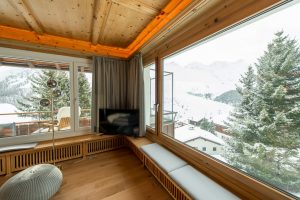 Panoramafenster mit Sitzbank Mittaglugga